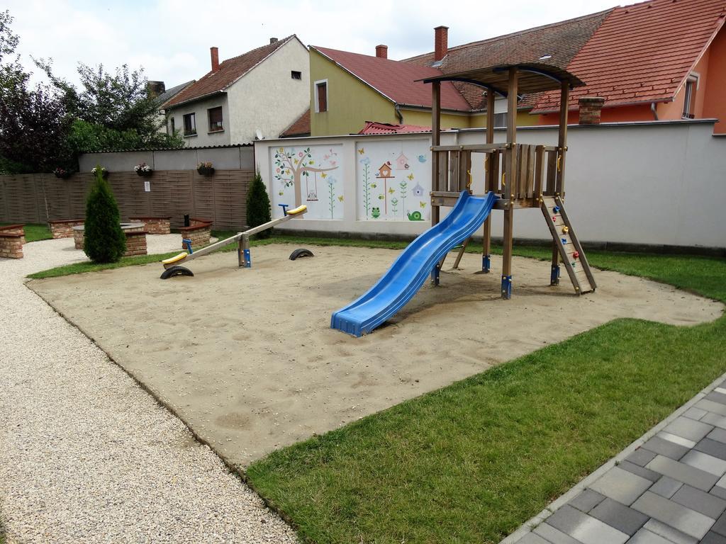 Holiday Apartman Sarvar Exterior photo